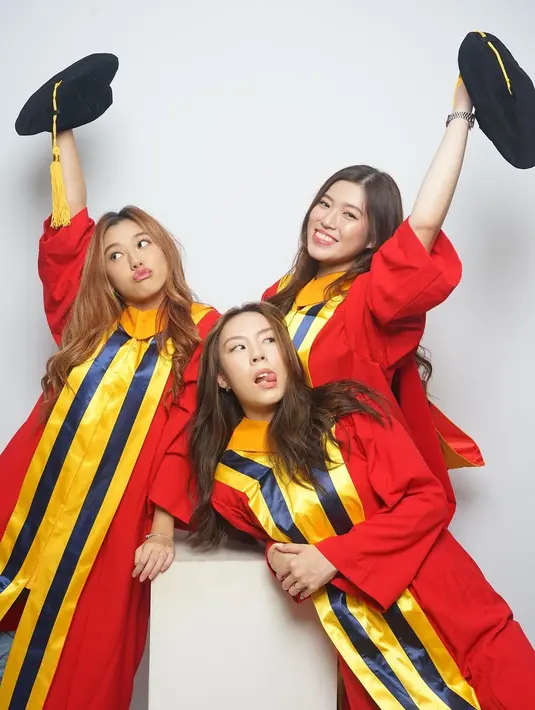 Walaupun tidak terlihat foto bersama keluarga, dukungan dari sahabat-sahabatnya sangat terasa. Mereka turut hadir untuk memberi semangat dan merayakan pencapaian Gabriella. (Liputan6.com/IG/@gabriellaekaputri)