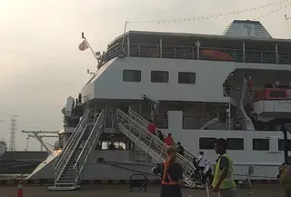 Bukan laut yang menjadi tujuan para pengunjung Doulos Hope ketika menaiki kapal yang bersandar di Pelabuhan Tanjung Priok, Jakarta Utara, melainkan menjelajahi dunia melalui buku. (Liputan6.com/Uliyanti Mayhani)