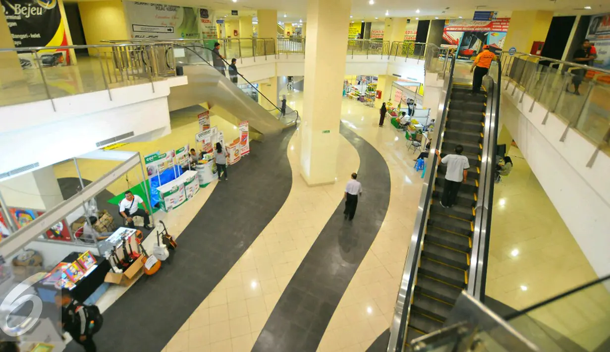Suasana di dalam gedung terminal terpadu Pulo Gebang, Jakarta, Selasa (27/12). Terminal ini disebut-sebut sebagai yang terbesar se-Asia Tenggara, dan akan dijadikan basis utama bus-bus Antar Kota Antar Provinsi (AKAP). (Liputan6.com/Angga Yuniar)