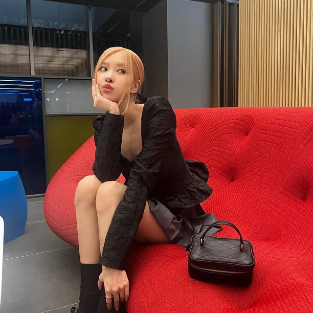 6 Potret Rose BLACKPINK Berbusana Serba Hitam, Garang tapi Manis