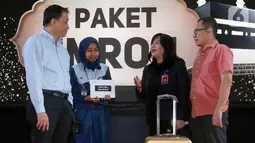 CEO Lippo Malls Indonesia Eddy Mumin (kiri) berbincang dengan pemenang golden heart Dwi Wulandari (37), CS Manager Lippo Mall Puri Dewi Riyani dan Operation Manager Dwi Rahmadi di Lippo Mall Puri, Jakarta, Selasa (18/2/2020). (Liputan6.com/Fery Pradolo)