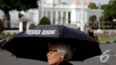 Ibu korban tragedi Mei 1998, Sumarsih, mengikuti aksi Kamisan di depan Istana Merdeka, Jakarta, Kamis (8/1/2015). (Liputan6.com/Faizal Fanani) 