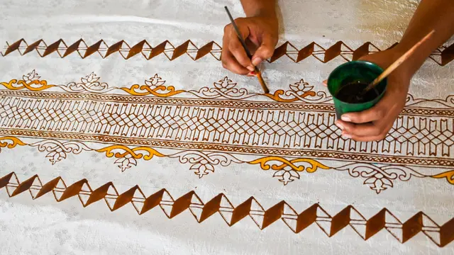 Melihat Pembuatan Batik di Hari Batik Nasional