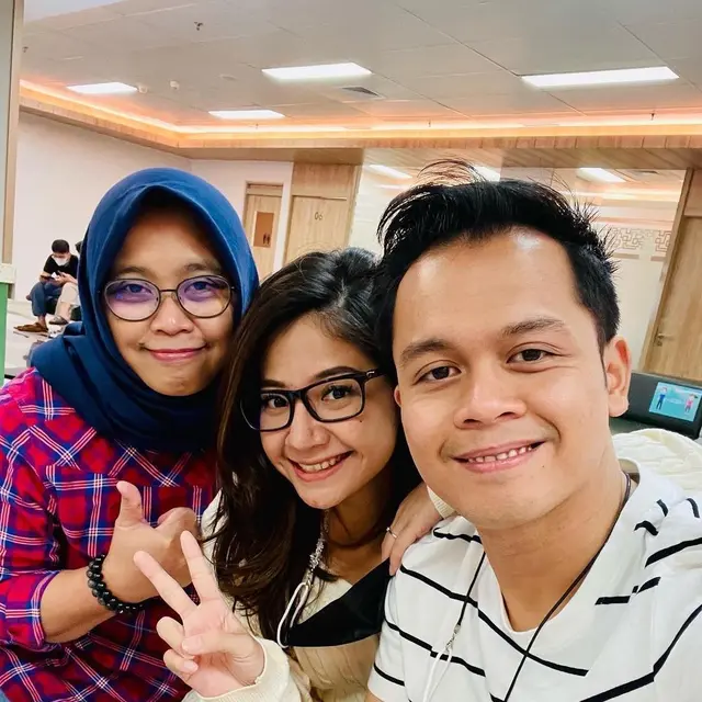 Tulis Pesan Menyentuh, Ini 6 Potret Kenangan Ibu Rio Alief dan Clerence Chyntia