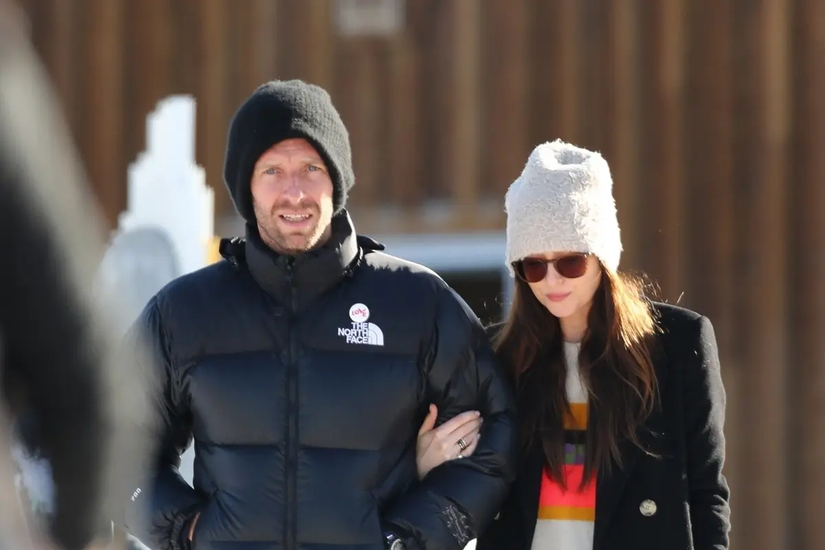 Chris Martin dan Dakota Johnson. [Foto: TPG Images]