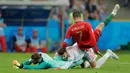 Penyerang Portugal Cristiano Ronaldo bertabrakan dengan pemain Spanyol Gerard Pique dan David De Gea saat bertanding pada grup B Piala Dunia 2018 di Stadion Fisht di Sochi, Rusia (15/6). Portugal dan Spanyol bermain imbang 3-3. (AP Photo/Sergei Grits)