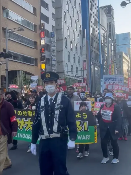 Suara yang makin keras terdengar itu langsung menggetarkan hatinya hingga tak kuasa menahan air mata. Seperti diketahui, Zaskia juga ikut saat aksi bela Palestina di Monas beberapa waktu lalu. 
 [Instagram/zaskiadyamecca]