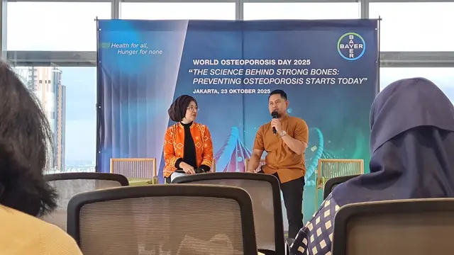 Corporate Communication Manager Bayer Indonesia, Sri Libri Kusnianti, bersama dr. Aldico Sapardan, Sp.OT., CF. dalam Acara The Science Behind: A Series of Bayer Media Classes, Kamis (23/10/2025) siang, Jakarta Pusat.