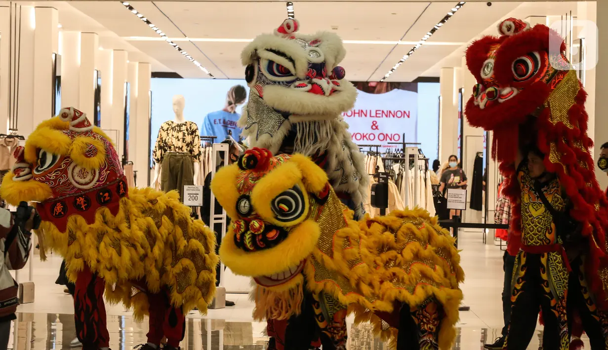 Barongsai beratraksi di Senayan City mall, Jakarta, Jumat (12/2/2021). Atraksi Barongsai yang digelar dengan berkeliling pusat perbelanjaan tersebut bertujuan untuk menghibur pengunjung sekaligus untuk menyambut Tahun Baru Imlek 2572. (Liputan6.com/Johan Tallo)