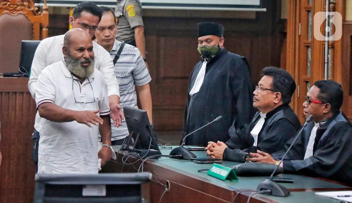 Majelis Hakim menolak eksepsi atau nota keberatan atas dakwaan perkara dugaan suap dan gratifikasi yang menjerat Gubernur nonaktif Papua Lukas Enembe. (Liputan6.com/Angga Yuniar)