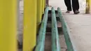 Pejalan kaki melintas di sekitar Halte Perum Tanjung Mas, Jakarta, Rabu (6/2).Proyek peninggian trotoar yang tidak diimbangi dengan renovasi halte menyebabkan bangku di halte menjadi pendek dan tidak layak untuk digunakan. (Liputan6.com/Immanuel Antonius)