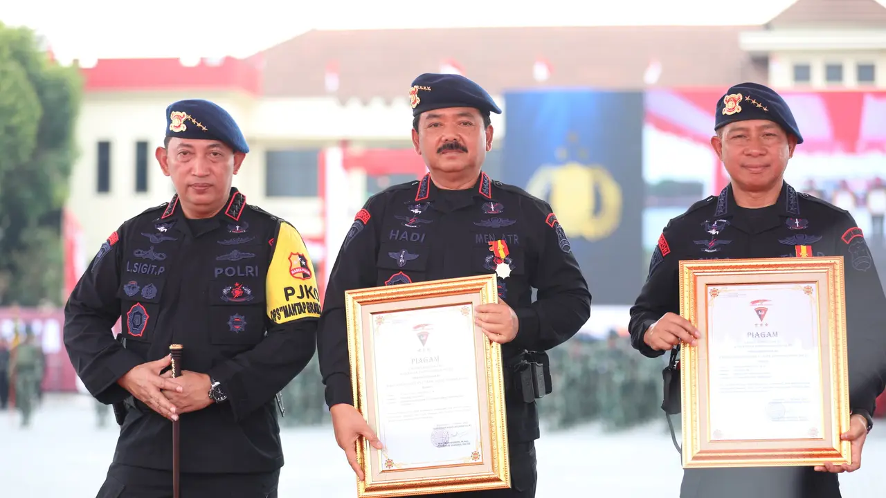 Menteri Agraria dan Tata Ruang/Kepala Badan Pertanahan Nasional (ATR/BPN), Hadi Tjahjanto menerima penganugerahan sebagai Warga Kehormatan Utama Korps Brimob Polri dalam acara Hari Ulang Tahun (HUT) ke-78 Korps Brimob Polri (Istimewa)