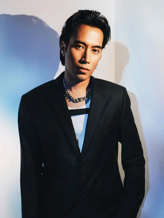 Vidi Aldiano tampil slay dengan inner putih yang ditumpuknya mengenakan blazer hitam dan kalung rantai. [Foto: Instagram/vidialdiano]