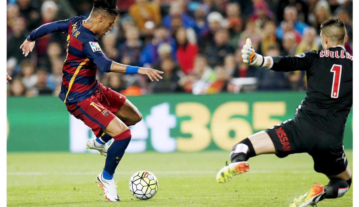 Neymar mengecoh kiper Sporting Gijon dan mencetak gol pada lanjutan La Liga Spanyol di Stadion Camp Nou, Barcelona, Sabtu (23/4/2016). (Reuters/Albert Gea)