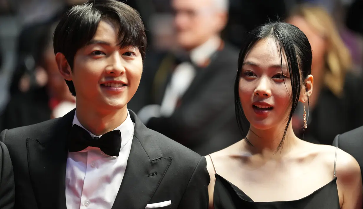 Song Joong-ki dan lawan mainnya Kim Hyoung-seo berpose bersama dalam red carpet pemutaran perdana film Hopeless di Film Cannes 2023, Rabu (24/5/2023). Keduanya tampil elegan. (Foto: Scott Garfitt/Invision/AP)