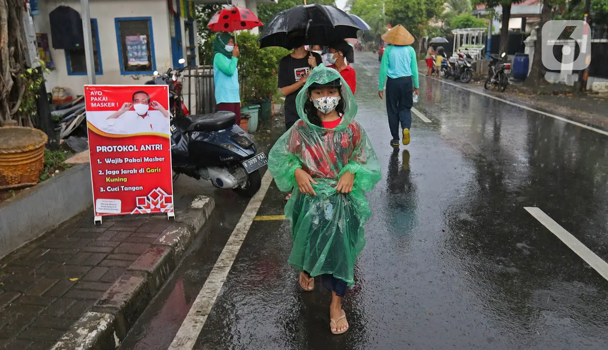 Warga mengantre untuk mendapatkan takjil gratis di Jalan Cempaka Putih Tengah XXI, Jakarta, Rabu (14/4/2021). Berbagai menu takjil dibagikan secara gratis seperti aneka kue, kolak, gorengan, nasi kotak dan lain-lain. (Liputan6.com/Herman Zakharia)