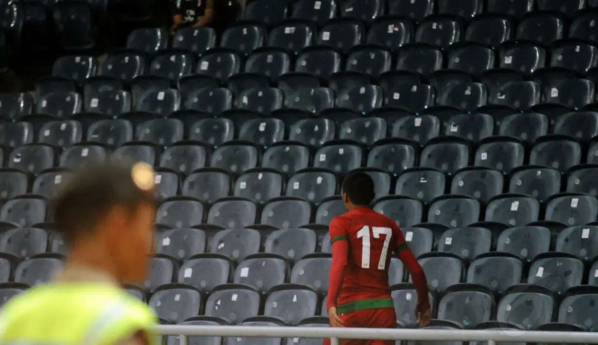 Ferdinand Sinaga terus menyisir tribun VIP untuk meluapkan emosinya akibat terus diejek saat berlaga kontra ASEAN ALL Star di Stadion GBK Jakarta, (11/5/2014). (Liputan6.com/Helmi Fithriansyah) 