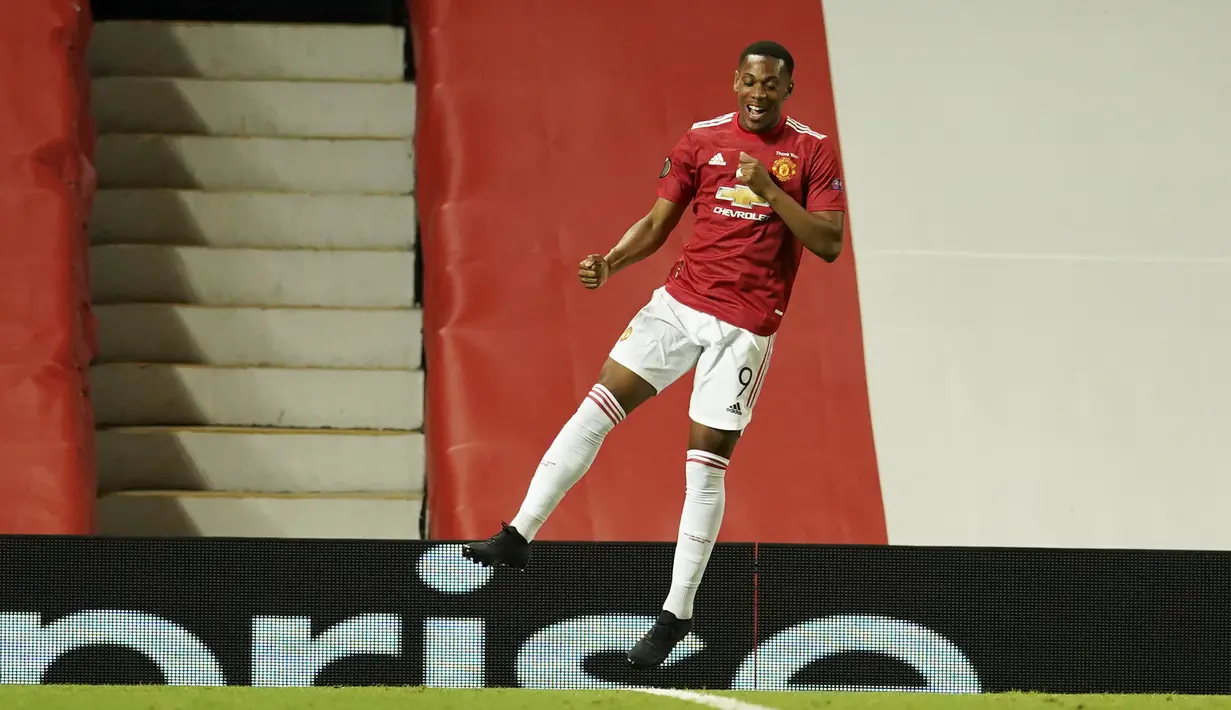 Penyerang Manchester United, Anthony Martial berselebrasi usai mencetak gol ke gawang LASK pada pertandingan leg kedua babak 16 besar Liga Europa di Stadion Old Trafford, Inggris (6/8/2020). MU menang 2-1 atas LASK dan melaju ke perempat final.  (AP Photo/Dave Thompson)