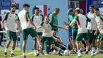 Para pemain Meksiko mengikuti sesi latihan resmi di Jor, Qatar, Selasa, 29 November 2022. Meksiko akan menghadapi Arab Saudi pada laga terakhir penyisihan grup C Piala Dunia 2022 Qatar pada Kamis (01/12/22) pukul 02.00 dini hari WIB. (AP Photo/Moises Castillo)