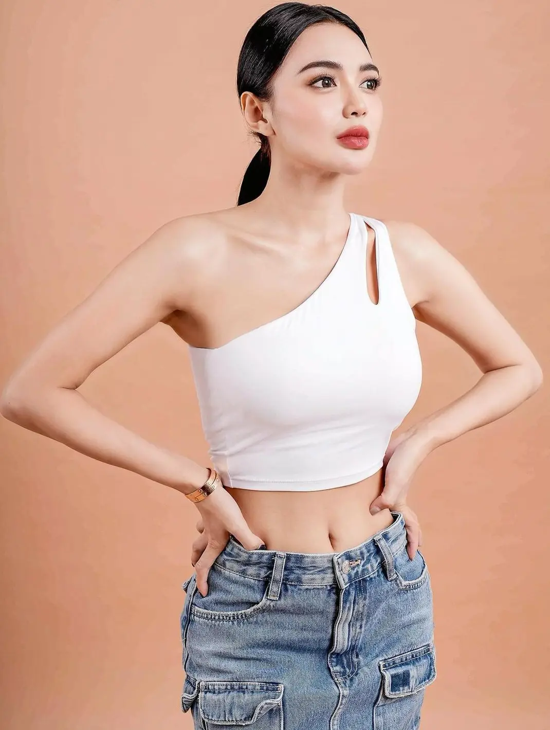 Wika Salim Kenakan Baju Crop Top Pamer Perut Rata Yang Bikin Netizen