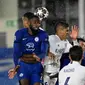 Bek Chelsea, Antonio Ruediger (kiri) dan bek Real Madrid, Raphael Varane melompat saat berebut pada leg pertama semifinal Liga Champions di Stadion Alfredo Di Stefano, Rabu (28/4) dini hari WIB.  Real Madrid hanya mampu bermain imbang 1-1 melawan Chelsea. (JAVIER SORIANO / AFP)