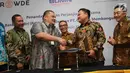 SVP Micro Development & Agent Banking Bank Mandiri Zedo Faly dan CEO PT Crowde Membangun Bangsa (CMB) Yohanes Sugihtononugroho bersalaman usai penandatangan perjanjian kerja sama Bank Mandiri dengan PT CMB di Jakarta, Kamis (19/9/2019). (Liputan6 com/Angga Yuniar)