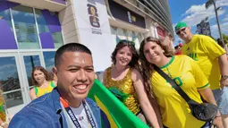 Jurnalis KLY Sports, Hery Kurniawan, foto bersama suporter Timnas Brasil di Metlife Stadium, Minggu (14/6/2026) dini hari WIB. (Bola.com/Hery Kurniawan)