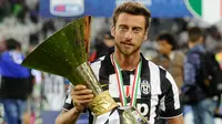 Gelandang Juventus, Claudio Marchisio tersenyum sambil membawa trofi Serie A 2014-15 di Juventus Arena, Italia, (23/5/2015). Ini merupakan Gelar ke-31 Juventus di Serie A. (Reuters/Giorgio Perottino)