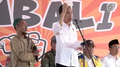 Jokowi membagikan bantuan untuk rekonstruksi rumah para korban gempa di NTB.