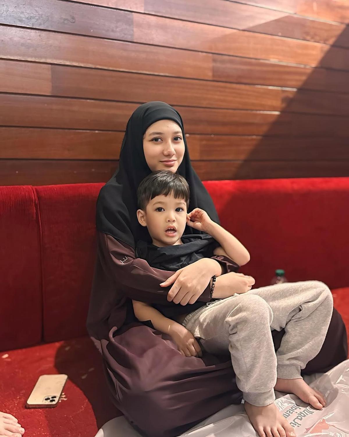 Potret Lyra Virna Umroh Ditemani Anak-anak yang Kian Dewasa