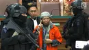 Terdakwa kasus bom Thamrin, Aman Abdurrahman dengan kawalan ketat polisi bersenjata hadir di ruang sidang Pengadilan Negeri Jakarta Selatan, Jumat (25/5). Agenda sidang adalah pembacaan nota pembelaan Aman Abdurrahman. (Liputan6.com/Immanuel Antonius)