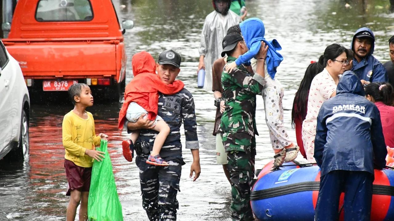 FOTO: TNI AL Bantu Evakuasi Warga Terdampak Banjir di Denpasar Selatan