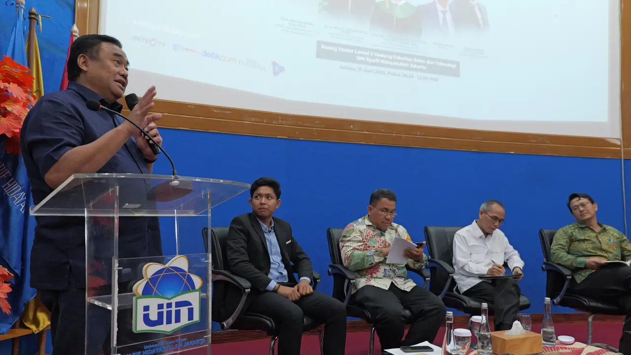 Anggota DPR RI dari Partai Nasdem, Rachmat Gobel saat menjadi keynote speech pada acara diskusi dan bedah buku yang berjudul Praksis Pancasila; Penerapan Ideologi Pancasila di Perusahan Gobel. Acara itu digelar di Fakultas Sains dan Teknologi (FST) Unive