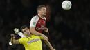 Pemain Arsenal, Mathieu Debuchy menghalau bola dari jangkauan pemain Norwich City, Nelson Oliveira pada laga Piala Liga Inggris di Emirates Stadium, London, (24/10/2017). Arsenal menang 2-1. (AP/Alastair Grant)