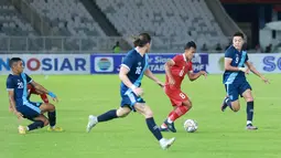 Pemain Timnas Indonesia U-20, Arkhan Fikri berusaha melewati pemain Guatemala pada laga mini turnamen di Stadion Utama Gelora Bung Karno (SUGBK), Senayan, Jakarta, Selasa (21/2/2023). Sosok Arkhan Fikri adalah gelandang pekerja keras yang tak tergantikan dalam strategi Shin Tae-yong. Pemain berusia 18 tahun itu  mampu merancang serangan hingga menusuk hingga ke jantung perlawanan lawan. (Bola.com/M Iqbal Ichsan)