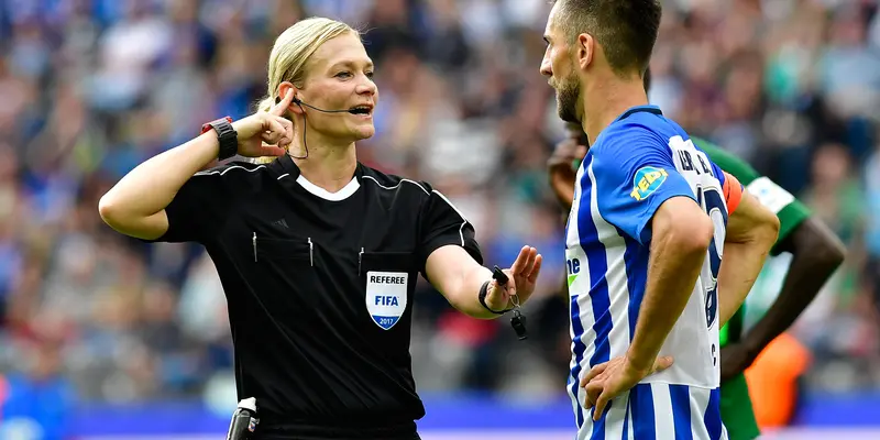 Bibiana Steinhaus, Wasit Wanita Pertama di Bundesliga