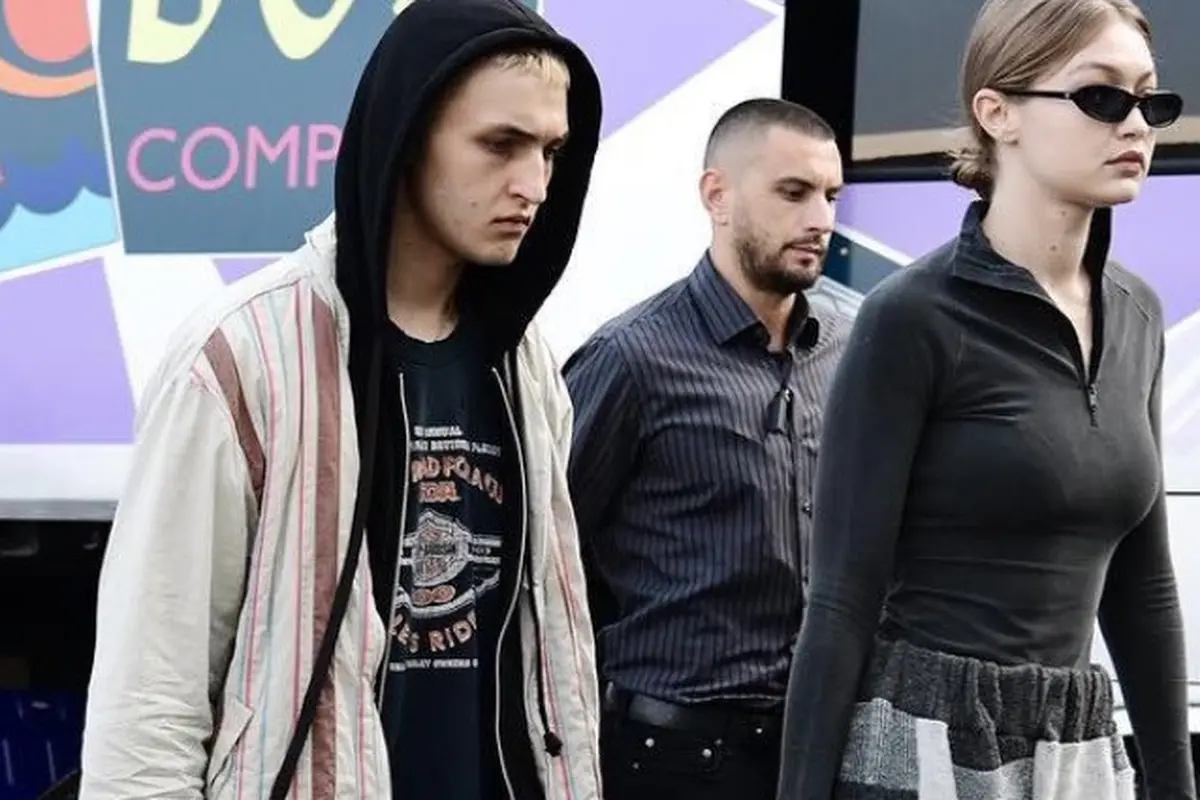 Aksi Busana Kembar Gigi dan Anwar Hadid
