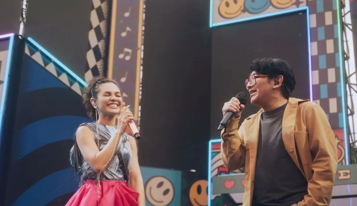 Mendengar skenario terburuk ini, Andien syok dan ketar-ketir. Pasalnya, ia tak sabar ingin berbagi energi dengan penonton dan penggemar yang telah lama menunggu. “I was like… sedih banget karena udah makeup dan pake baju udah ready manggung,” pemilik album Bisikan Hati dan Gemintang menyambung seraya menyematkan dua emotikon wajah syok berat. (Foto: Dok. Instagram @andienaisyah)