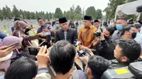 Ketua Umum Partai Demokrat Agus Harimurti Yudhoyono (AHY) di pemakaman Ketua Dewan Pers Profesor Azyumardi Azra. (Liputan6.com/Ady Anugrahadi)
