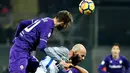 Duel udara pemain Fiorentina, German Pezzella (kiri) dengan pemain Inter Milan, Iglesias Borja Valero pada laga Serie A di Artemio Franchi Stadium, Florence, (5/1/2018). Inter bermain imbang 1-1 dengan Fiorentina. (AFP/Alberto Pizzoli)