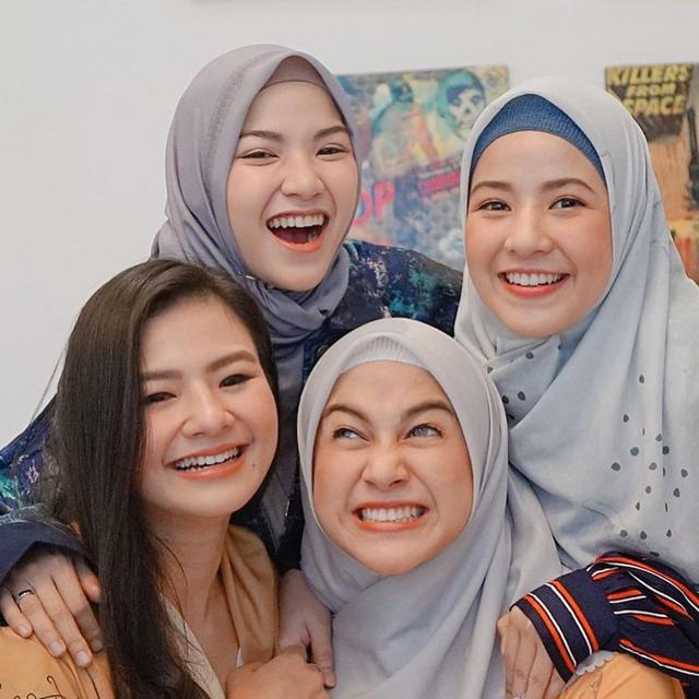 Jadi YouTuber, Ini 7 Momen Kompak Geng Artis The Berempat Aja