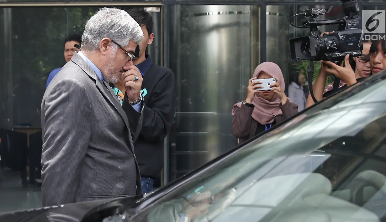 Dubes Iran untuk Indonesia, Valiollah Mohammadi seusai melakukan pertemuan di Gedung KPK, Jakarta, Rabu (7/3). Pertemuan untuk menindaklanjuti kerjasama dengan KPK asal Iran, General Inspection Organization (GIO). (Liputan6.com/Herman Zakharia)
