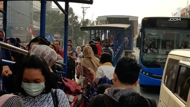 Hari ini terjadi penumpukan penumpang TransJakarta di Koridor 13. Akibatnya menjadi perbincangan warganet.