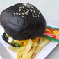 Sajian burger hitam yang berasal dari arang bambu Jepang dan kaya akan nutrisi