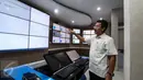 Ferry Kurnia Rizkiyansyah memantau layar monitor terkait Pilkada Serentak 2017 di KPU Pusat, Jakarta, Jumat (17/2). Sementara hasil resmi tetap menggunakan rekapitulasi manual dan berjenjang sesuai dengan amanah undang-undang. (Liputan6.com/Faizal Fanani)