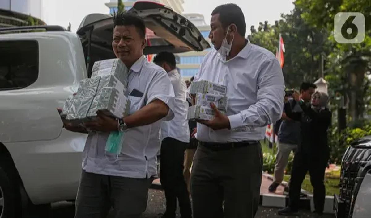 Penyidik Kejagung masih mendalami sosok pemberi dan status uang Rp27 miliar tersebut apakah berkaitan dengan perkara korupsi BTS Kominfo atau tidak.