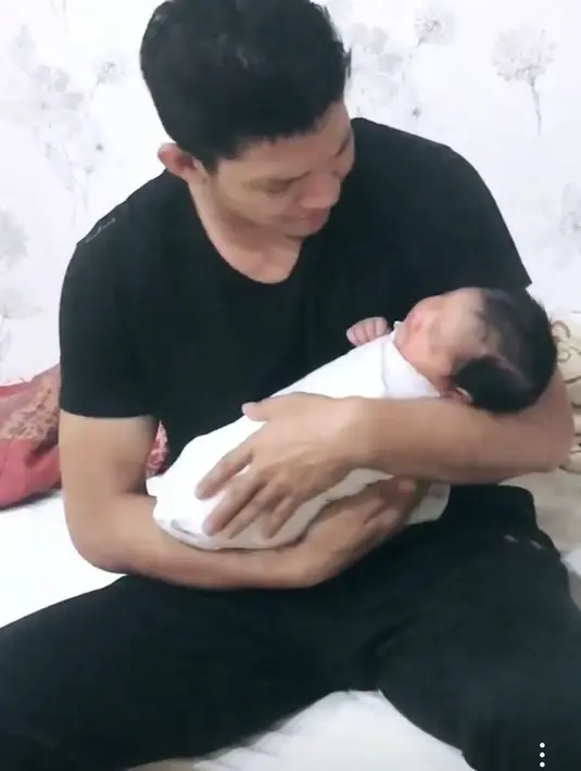 Aktor laga Iko Uwais bersyukur lantaran bisa mendampingi sang istri ditengah kesibukannya proses syuting film terbarunya berjudul Stuber di Amerika Serikat. (Instagram/audyitem)