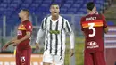 Striker Juventus, Cristiano Ronaldo, melakukan selebrasi usai mencetak gol ke gawang AS Roma pada laga Serie A di Stadion Olimpico, Senin (28/9/2020). Kedua tim bermain imbang 2-2. (AP Photo/Gregorio Borgia)