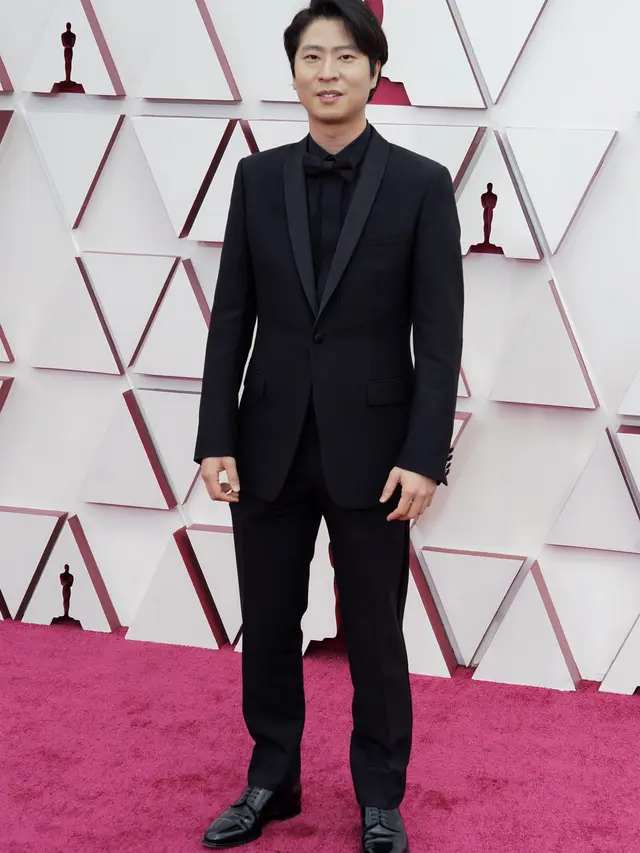 Erick Oh mengenakan Dior di Oscar 2021