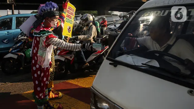Aksi Badut Indonesia Kampanyekan Penggunaan Masker